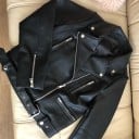 Dames bikerjack van kunstleer zwart Korte aansluitende pasvorm Riem met gesp Asymmetrische metalen rits Drukknopen op de kraag Ritsen op de mouwen 5