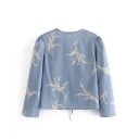 Dames blauwe blouse met strik en diepe V-hals Lange mouwen met plooien bij de schouders Kortere snit en lichte bloemenprint 3