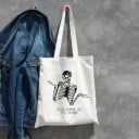 Dames canvas tas met skeleton print 35 x 40 cm Boodschappentas met twee lange hengsels Contrasterende illustratie met de tekst Voor elke dag 19