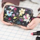 Dames cosmetica tas met drie ritsvakjes Vrolijke print op donkere achtergrond Lusje voor om de pols Nylon en polyester 18 x 12 x 6 cm 4
