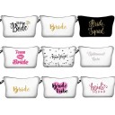 Dames cosmetica tas met huwelijksinscriptie voor de bruid en bruidsmeisjes Polyester Rits met lus Afmetingen 13,5 x 22 cm Huwelijkscadeau 9