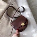 Dames crossbody tas in de vorm van een halve maan Klep met gouden metalen gesp Brede schouderband van PU leer en polyester 7