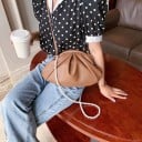 Dames crossbody tas met gerimpelde voorkant en ronde vorm Draagbaar in de hand en over het lichaam PU-leer Breedte 32 cm Hoogte 21 cm 10