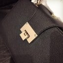 Dames crossbody tas met ketting Drie compartimenten met ritsen en metalen frame Draaislot PU-leer Zwart 22 x 6 x 13 cm 2