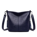 Dames crossbody tas van kunstleer Korrelige oppervlakte Schouderband met metalen karabijnhaken Decoratieve franjes aan de ketting 25 x 21 5