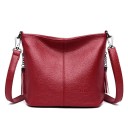 Dames crossbody tas van kunstleer Korrelige oppervlakte Schouderband met metalen karabijnhaken Decoratieve franjes aan de ketting 25 x 21 2