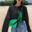 Dames crossbody tas van kunstleer met flap Glad oppervlak Brede verstelbare schouderband met gesp Rechthoekige vorm 22 x 15 x 7 cm 4