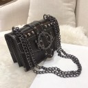 Dames crossbody taske med kæderekke Bælte med rund dekorativ spænde og nitter Kontraststing PU læder 20 x 14 x 7 cm 2