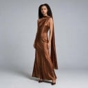 Dames elegante lange satijnen jurk zonder mouwen met asymmetrische kraag rond de hals en vloeiende sjaal op de rug 4