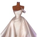 Dames elegante trouwjurk met één schouderband, parels en geplooide lijfje met overskirt en lange sleep in het wit voor de ceremonie 7