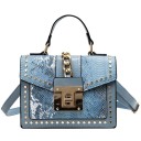 Dames handtas met flap Slangenprint Gouden studs en decoratieve ketting Metalen sluiting Schouderriem Kunstleer PU 21 x 16 x 10,5 cm 4