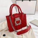 Dames handtas met kettingriem van kunstleer Golvend stiksel Decoratieve sluiting met steentjes Twee handvatten 22 x 17 x 8 cm 2