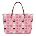 Dames handtas van neopreen en katoen met print van verpleegsters en medische motieven Twee bruine handvatten Afmetingen 39 x 29 x 11,5 cm 8
