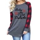 Dames hoodie met lange raglanmouwen Grijs met geruite mouwen in rood en zwart Wintertekst met sneeuwvlokken Katoen en polyester 1