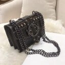 Dames kleine schoudertas met klep Kettingriem Versierde ronde gesp en riem met studs Metalen hoeken PU leer 20 x 14 x 7 cm 2