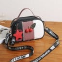 Dames kleine tas met decoratieve kersen voor in de hand en over de schouder Brede textiele schouderband met opdruk Hanger Ritssluiting 20 x 3