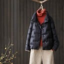 Dames korte donzen jas met kraag Lange mouwen Sluiting met metalen knopen Horizontale stiksels Vulling van eendenveren Polyester 1