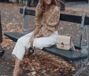Dames korte geruite blouse met open rug en strik Luchtige lange mouwen V-hals Bruine knopen Polyester en katoen 5