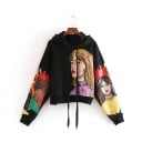 Dames korte hoodie met capuchon en koord Zwart met kleurrijke bedrukking van vrouwelijke portretten in stripstijl op de voorkant en mouwen Katoen 1