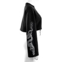 Dames korte hoodie met draakmotief op de mouwen Zwarte losse crop snit Ronde halslijn Riemen met metalen clips aan de onderrand Katoen met spandex 5