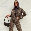Dames korte jas met houndstooth patroon Bruinbeige en zwart Kraag en metalen knopen Borstzakken met klep Lange mouwen Polyester en spandex 2
