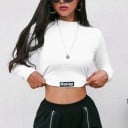 Dames korte top met lange mouwen en kraag Witte strakke crop snit Zwarte applicatie met tekst op de rand Katoen met spandex 4