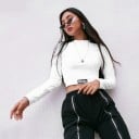 Dames korte top met lange mouwen en kraag Witte strakke crop snit Zwarte applicatie met tekst op de rand Katoen met spandex 5