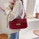 Dames lange schoudertas Klopa met metalen gesp in gouden tint Oogjes en studs Brede schouderband Kunstleer 26 x 15 x 6 cm 10