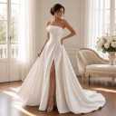 Dames lange strapless trouwjurk met een sleep van 50 cm en hoge split met gerimpelde corsage en geplooide rok in het wit voor een bal 7