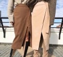 Dames lange wikkelrok met strik in de taille Rechte aansluitende pasvorm met split aan de voorkant Matte polyester stof Lengte onder de knieën 5