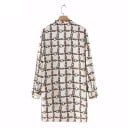 Dames lange witte blouse met een bruine kettingpatroon en lange mouwen Kraag met V-hals Langere achterkant Polyester en spandex 3