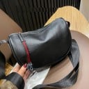 Dames leren crossbody tas in de vorm van een halve maan Brede verstelbare schouderband Ritsluiting Rode streep Zwart 24 x 18 x 9 cm 4