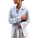 Dames lichtblauwe blouse met lange mouwen en striksluiting op de rug, zijsplitten en lange linten om rond de hals te knopen 2