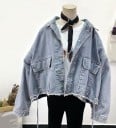Dames lichtblauwe korte oversized spijkerjas Spuide schouders Grote zakken met klep Rafelige onderrand Metalen knopen Polyester 2