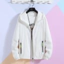 Dames lichte jas met capuchon en rits Dun materiaal van polyester en nylon Twee ritszakken Elastische manchetten Vrije sportieve snit 12