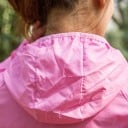 Dames lichte waterdichte jas met capuchon voor hardlopen Ritssluiting Elastische manchetten Zijzakken Dun polyester Sportieve snit 10