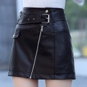 Dames mini rok van kunstleer met asymmetrische rits Brede riem met metalen gesp Rechte snit Flap met knoop Zwart 1