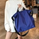 Dames nylon tas voor hand en schouder 36 x 36 x 17 cm Twee korte handvatten en lange schouderband Buitenste zak met rits Lichte 2