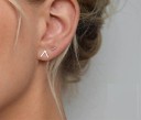 Dames oorbellen met de letter V 2