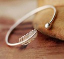 Dames open armband met veer 3