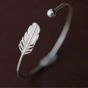 Dames open armband met veer 4