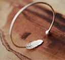 Dames open armband met veer 5