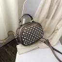 Dames ovale crossbody tas met metalen studs van PU leer Bovenste handvat Schouderband met ketting Ritssluiting Afmetingen 20 x 16 x 10 cm 5