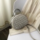 Dames ovale crossbody tas met metalen studs van PU leer Bovenste handvat Schouderband met ketting Ritssluiting Afmetingen 20 x 16 x 10 cm 3