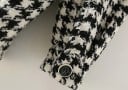 Dames overhemdjack met knopen Zwart-wit houndstooth patroon Borstzakken met kleppen Rafelige randen Vrije snit Polyester 3