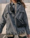 Dames oversize blouse met zwart-wit houndstooth patroon Franjes aan de onderrand en op de rug Twee borstzakken met klep Polyester 3