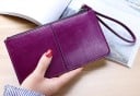Dames portemonnee clutch van glanzend PU leer met polsbandje Ritsluiting Platte vorm 18 x 11,5 cm Gequilt middennaad 3
