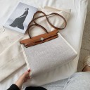 Dames schoudertas 31 x 25 x 11 cm Structuur van canvas Klep met metalen knoop Korte handgreep en lange schouderriem Ruime vorm 2