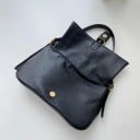 Dames schoudertas met flap 30 x 18 x 9 cm Van kunstmatig PU-leer Versierde band met metalen gesp Binnenvak met rits Verstelbare schouderband 5
