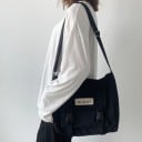 Dames schoudertas met lange verstelbare schouderband Voorkant met flapzak en twee gespen Nylon en polyester 34 x 30 cm 2